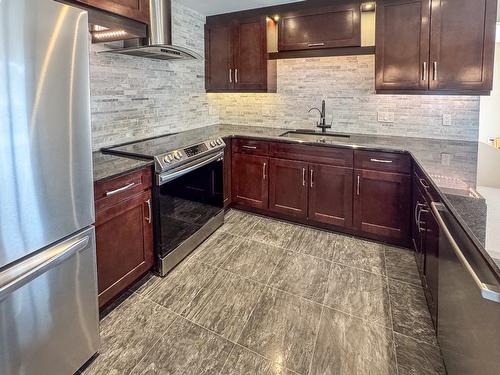 3025 9Th Street, Cranbrook, BC - Indoor Photo Showing Kitchen With Stainless Steel Kitchen With Upgraded Kitchen