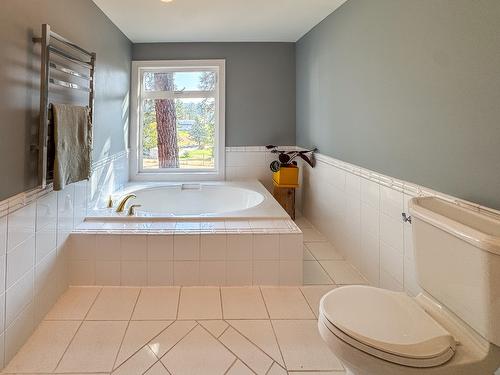 3025 9Th Street, Cranbrook, BC - Indoor Photo Showing Bathroom