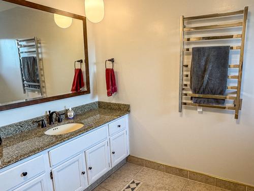 3025 9Th Street, Cranbrook, BC - Indoor Photo Showing Bathroom