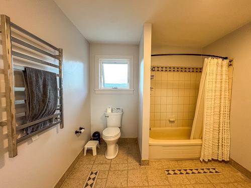 3025 9Th Street, Cranbrook, BC - Indoor Photo Showing Bathroom