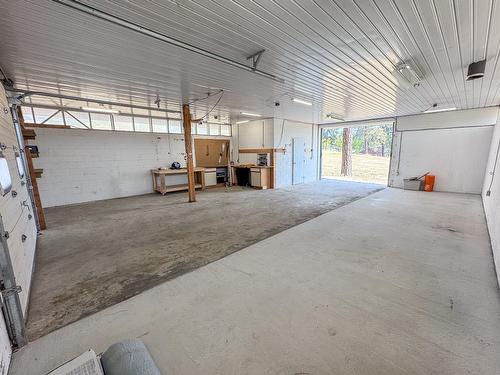 3025 9Th Street, Cranbrook, BC - Indoor Photo Showing Garage