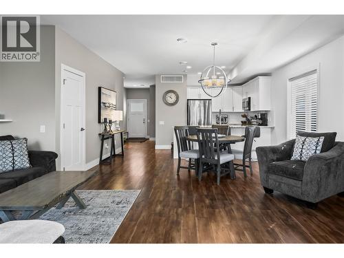 695 Webster Road Unit# 13, Kelowna, BC - Indoor Photo Showing Living Room
