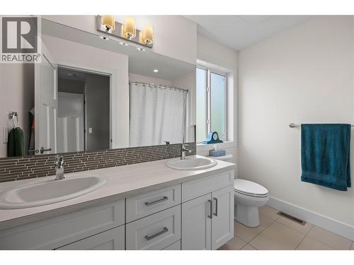 695 Webster Road Unit# 13, Kelowna, BC - Indoor Photo Showing Bathroom