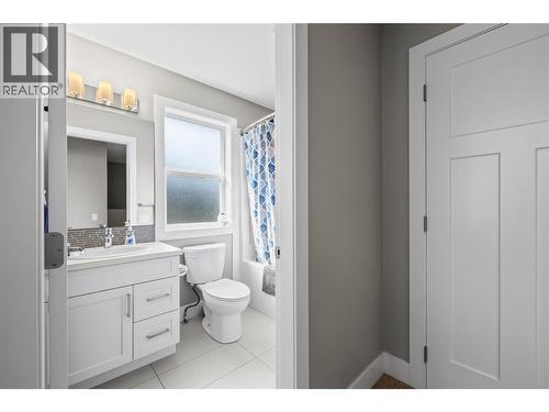 695 Webster Road Unit# 13, Kelowna, BC - Indoor Photo Showing Bathroom