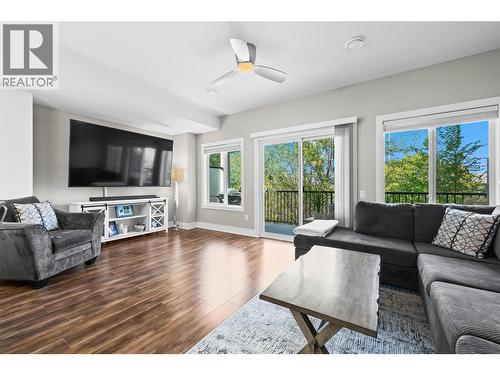 695 Webster Road Unit# 13, Kelowna, BC - Indoor Photo Showing Living Room