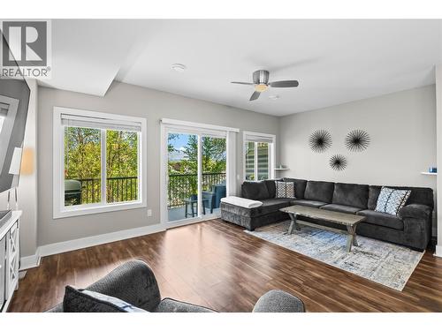 695 Webster Road Unit# 13, Kelowna, BC - Indoor Photo Showing Living Room