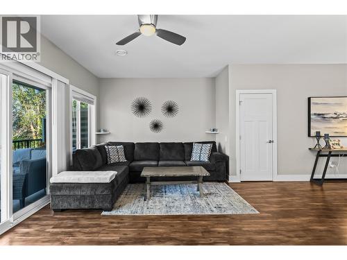 695 Webster Road Unit# 13, Kelowna, BC - Indoor Photo Showing Living Room