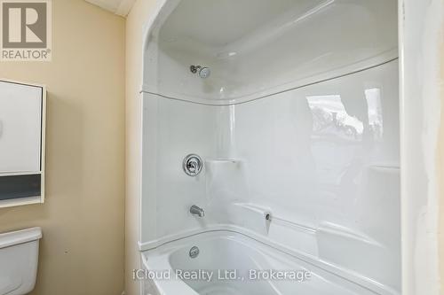 1083 3Rd A Avenue E, Owen Sound, ON - Indoor Photo Showing Bathroom