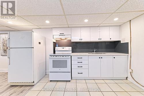 2101 Parkway Drive, Burlington, ON - Indoor Photo Showing Kitchen