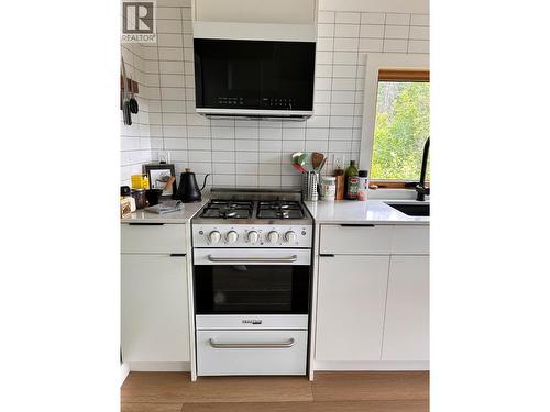 full stove - 2715 3B Highway, Rossland, BC 