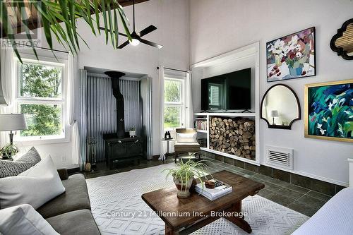 727302 22 C Side Road, Blue Mountains, ON - Indoor Photo Showing Living Room