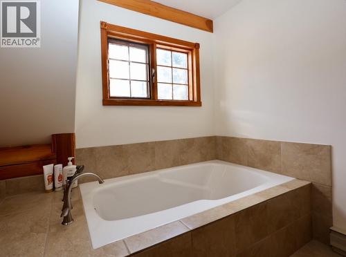 1445 Black Bear Drive, Golden, BC - Indoor Photo Showing Bathroom