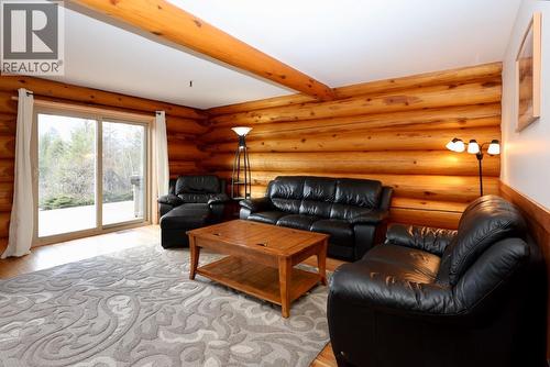 1445 Black Bear Drive, Golden, BC - Indoor Photo Showing Living Room