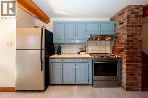 1445 Black Bear Drive, Golden, BC - Indoor Photo Showing Kitchen
