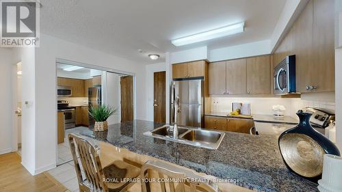 1005 - 185 Oneida Crescent, Richmond Hill, ON - Indoor Photo Showing Kitchen With Double Sink With Upgraded Kitchen