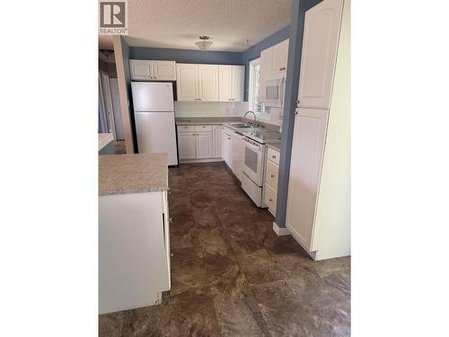 417 Centennial Drive, Mackenzie, BC - Indoor Photo Showing Kitchen With Double Sink
