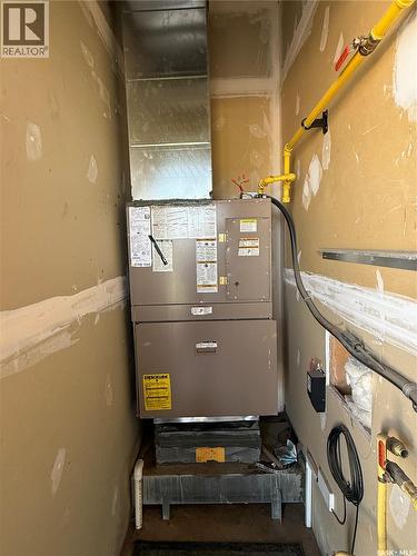 405 75 Souris Avenue, Weyburn, SK - Indoor