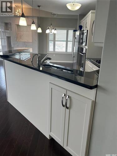 405 75 Souris Avenue, Weyburn, SK - Indoor Photo Showing Kitchen