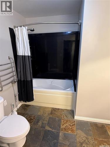 405 75 Souris Avenue, Weyburn, SK - Indoor Photo Showing Bathroom