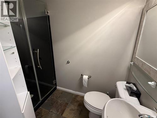 405 75 Souris Avenue, Weyburn, SK - Indoor Photo Showing Bathroom