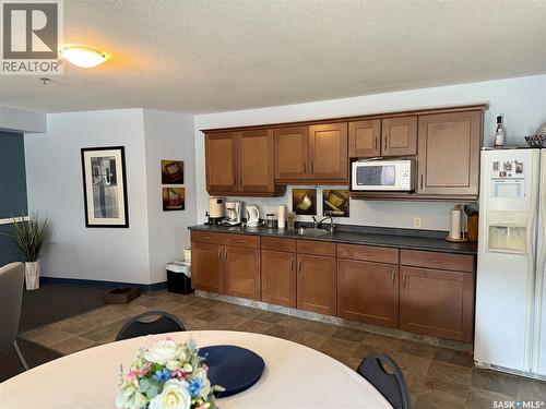 405 75 Souris Avenue, Weyburn, SK - Indoor Photo Showing Kitchen