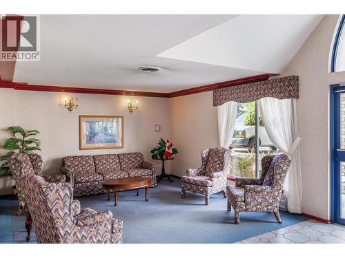 877 Klo Road Unit# 227, Kelowna, BC - Indoor Photo Showing Living Room