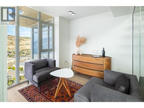 1075 Sunset Drive Unit# Ph1, Kelowna, BC - Indoor Photo Showing Living Room