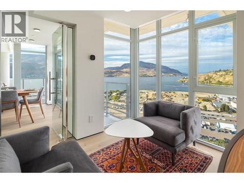 1075 Sunset Drive Unit# Ph1, Kelowna, BC - Indoor Photo Showing Living Room