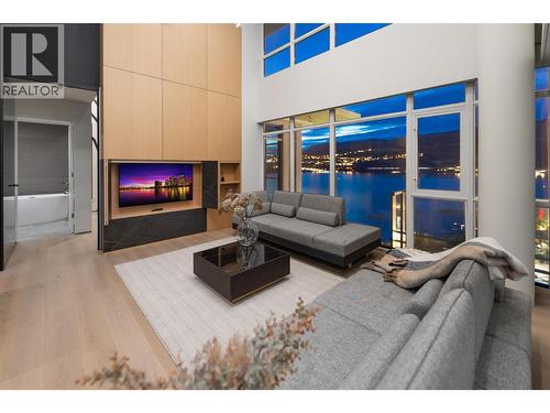 1075 Sunset Drive Unit# Ph1, Kelowna, BC - Indoor Photo Showing Living Room With Fireplace