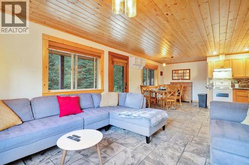 1211 Apex Mountain Road Unit# 1, Penticton, BC - Indoor Photo Showing Living Room