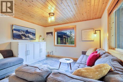 1211 Apex Mountain Road Unit# 1, Penticton, BC - Indoor Photo Showing Living Room