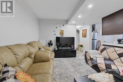 210 Dagmar Avenue, Ottawa, ON - Indoor Photo Showing Living Room