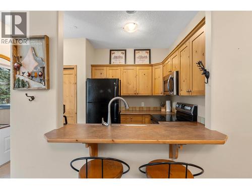 6005 Valley Drive Unit# 68, Sun Peaks, BC - Indoor Photo Showing Kitchen With Double Sink