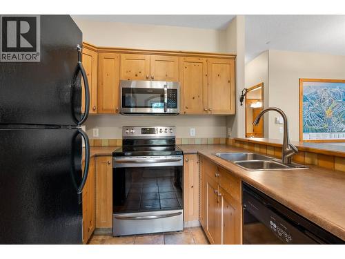 6005 Valley Drive Unit# 68, Sun Peaks, BC - Indoor Photo Showing Kitchen With Double Sink