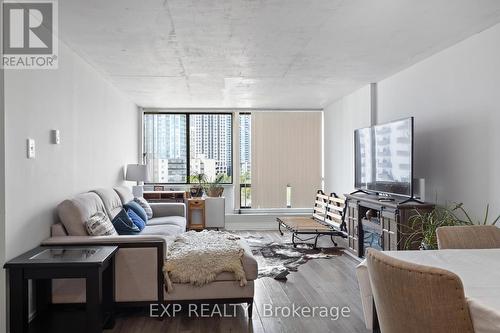 707 - 25 Fairview Road W, Mississauga, ON - Indoor Photo Showing Living Room