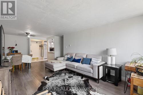707 - 25 Fairview Road W, Mississauga, ON - Indoor Photo Showing Living Room