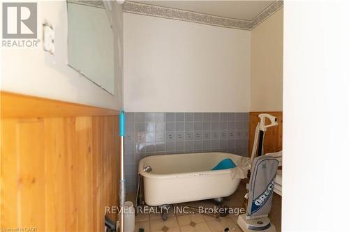 166-168 Macnab Street N, Hamilton, ON - Indoor Photo Showing Bathroom