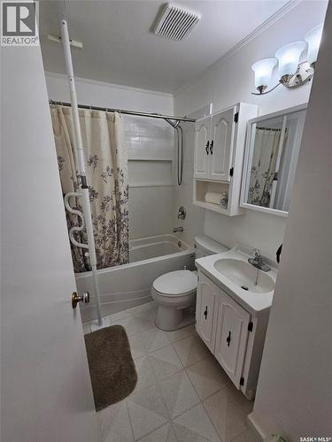 311 6Th Street W, Carlyle, SK - Indoor Photo Showing Bathroom