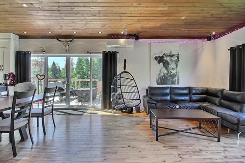 Salon - 812 Rg Watford, Saint-Benjamin, QC - Indoor Photo Showing Living Room