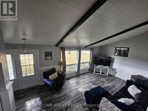 7861 County Road 6 Road, Elizabethtown-Kitley, ON - Indoor Photo Showing Living Room