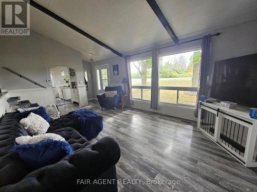 7861 County Road 6 Road, Elizabethtown-Kitley, ON - Indoor Photo Showing Living Room