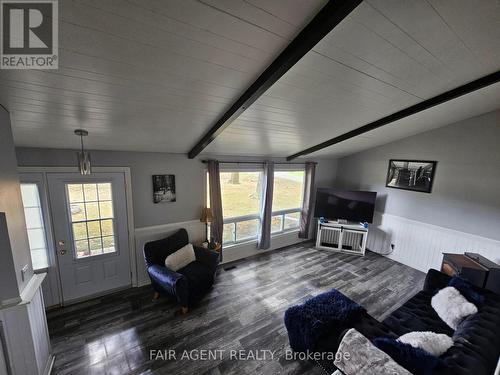 7861 County Road 6 Road, Elizabethtown-Kitley, ON - Indoor Photo Showing Living Room