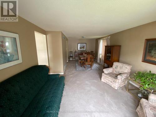 22 Briarwood Place, Innisfil, ON - Indoor Photo Showing Living Room