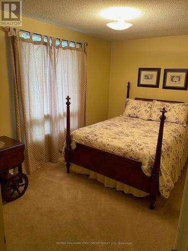 22 Briarwood Place, Innisfil, ON - Indoor Photo Showing Bedroom