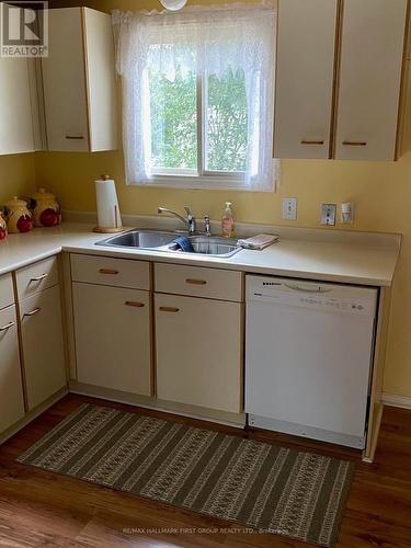 22 Briarwood Place, Innisfil, ON - Indoor Photo Showing Kitchen With Double Sink