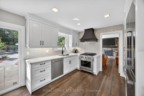 35 Hawthorne Road, Mono, ON - Indoor Photo Showing Kitchen With Upgraded Kitchen