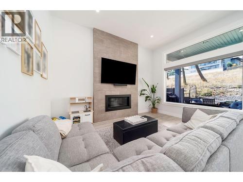 154 Echo Ridge Drive, Kelowna, BC - Indoor Photo Showing Living Room With Fireplace