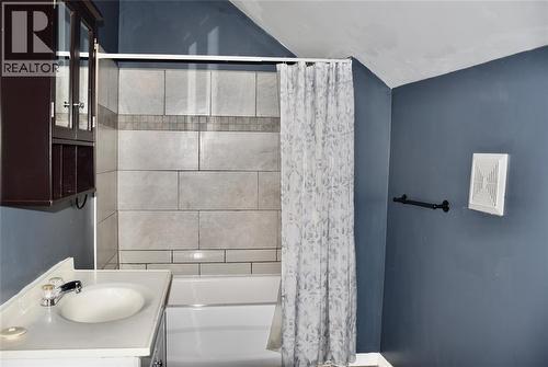 114 Alfred Street, Sarnia, ON - Indoor Photo Showing Bathroom