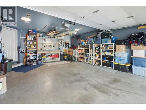 7525 Columbia Avenue Unit# 17, Radium Hot Springs, BC - Indoor Photo Showing Garage