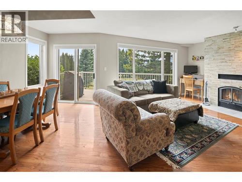 7525 Columbia Avenue Unit# 17, Radium Hot Springs, BC - Indoor Photo Showing Living Room With Fireplace